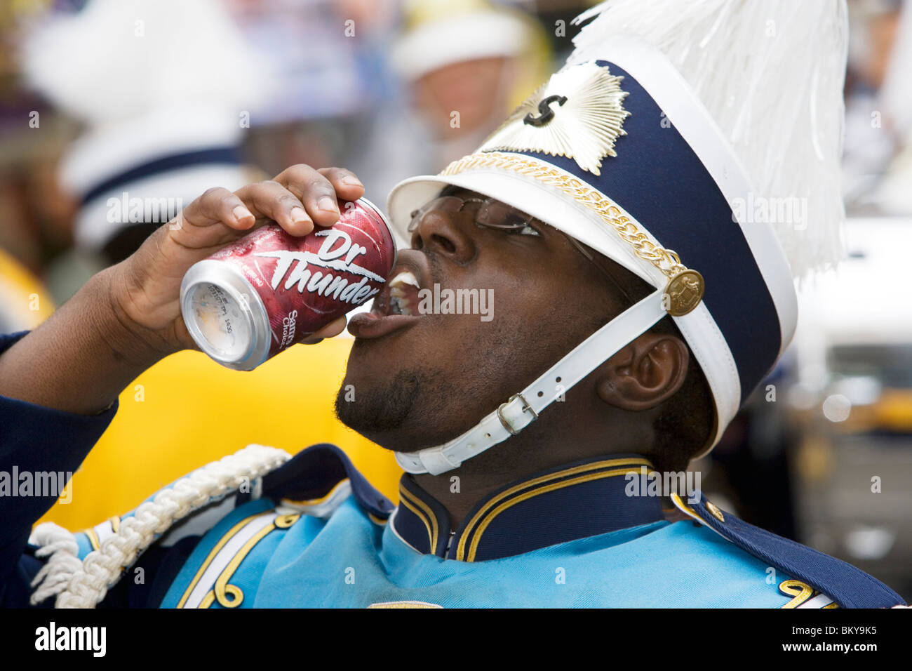 L'homme ayant un verre, Défilé de Mardi Gras, le quartier français, la Nouvelle Orléans, Louisiane, USA Banque D'Images