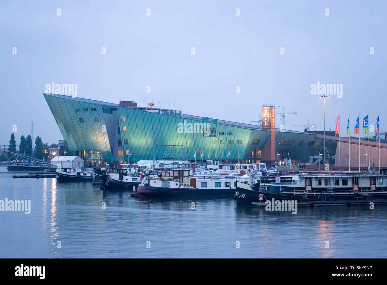 NEMO Museum, bateaux, Canal, vue sur les bateaux pour NEMO Museum le soir, Amsterdam, Hollande, Pays-Bas Banque D'Images