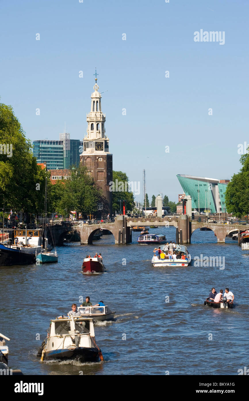 Montelbaanstoren, Watch Tower, NEMO Museum, Oude Schans, vue sur l'Oude Schans avec bateaux de loisirs à Montelbaanstoren watch towe Banque D'Images