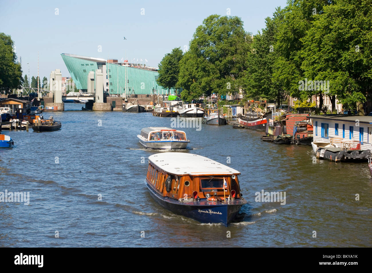 NEMO Museum, Oude Schans, bateaux, vue sur l'Oude Schans avec des bateaux d'excursion à NEMO Museum, Amsterdam, Hollande, Pays-Bas Banque D'Images