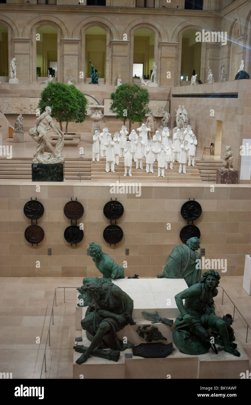 Paris, France - installation de sculptures modernes à l'intérieur du musée du Louvre, Figures avec cadrans d'horloge, Collection de statues Banque D'Images