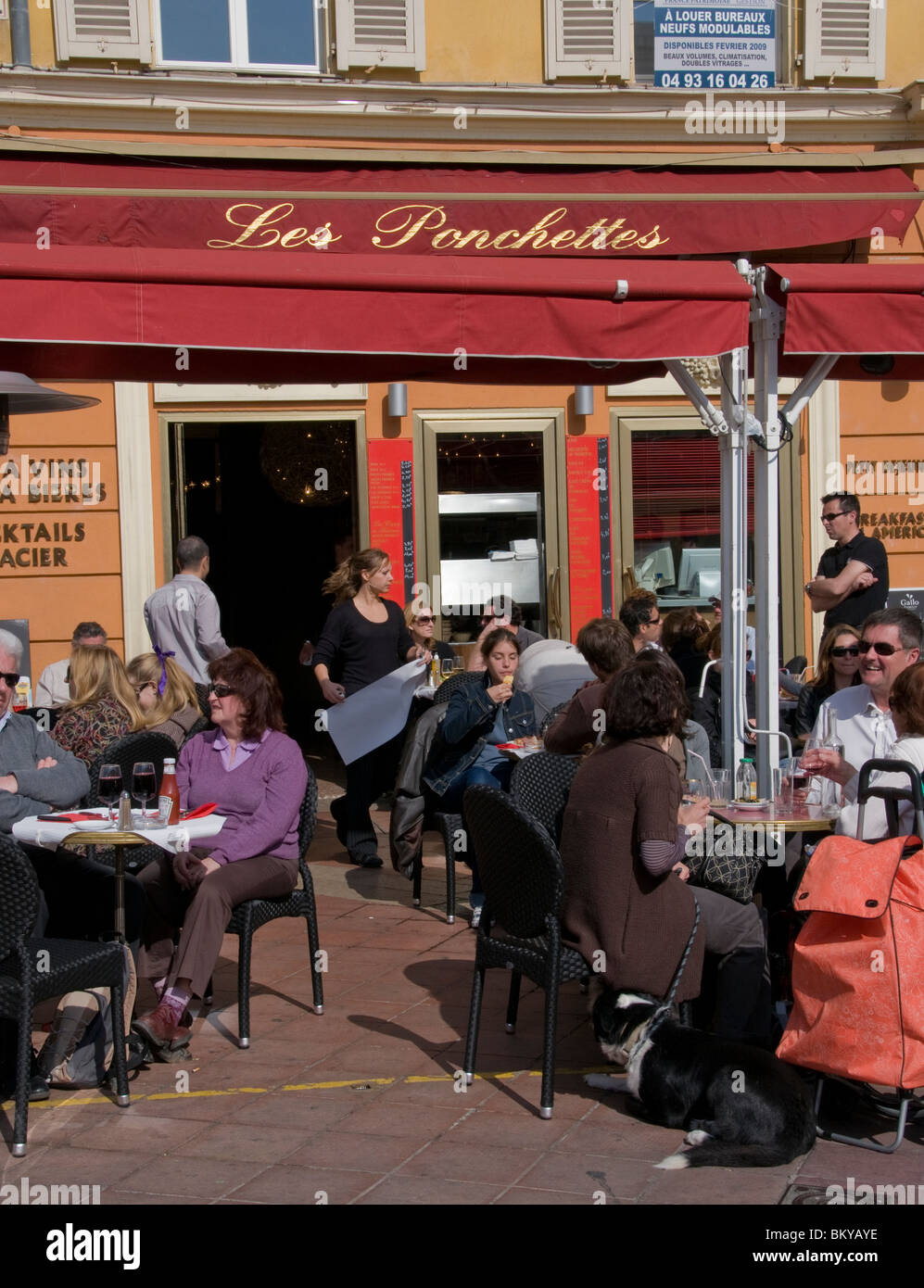 Nice, France, French Bistro Restaurant, terrasse bondée de trottoir 'Les Ponchettes' Banque D'Images
