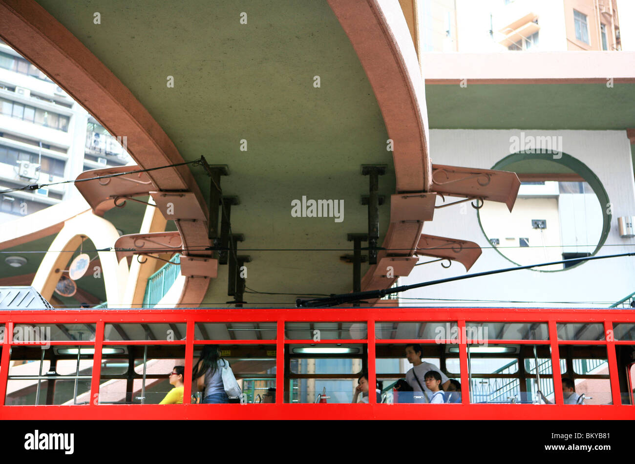 Tramway à impériale sous un pont, à Hong Kong, Chine Banque D'Images