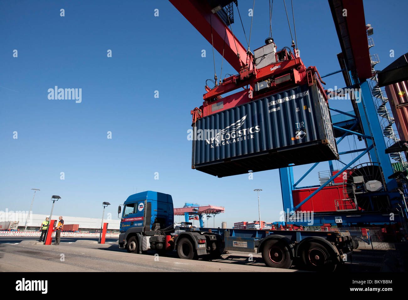 Grue à portique à conteneurs, le port de Hambourg, Allemagne Banque D'Images