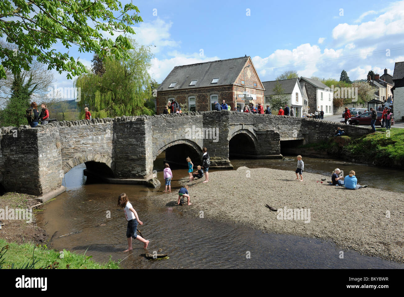 Le village anglais de Oisans dans South Shropshire England Uk avec cheval de bât 14ème siècle pont sur la rivière d'Oisans. Banque D'Images