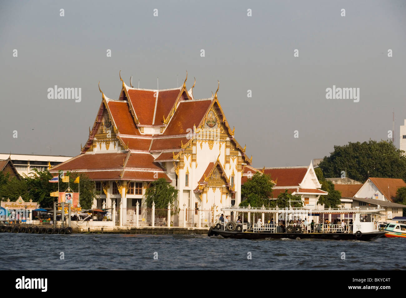 Vue sur la rivière Chao Phraya à Wat Rakang Kositharam, Thon buri, Bangkok, Thaïlande Banque D'Images