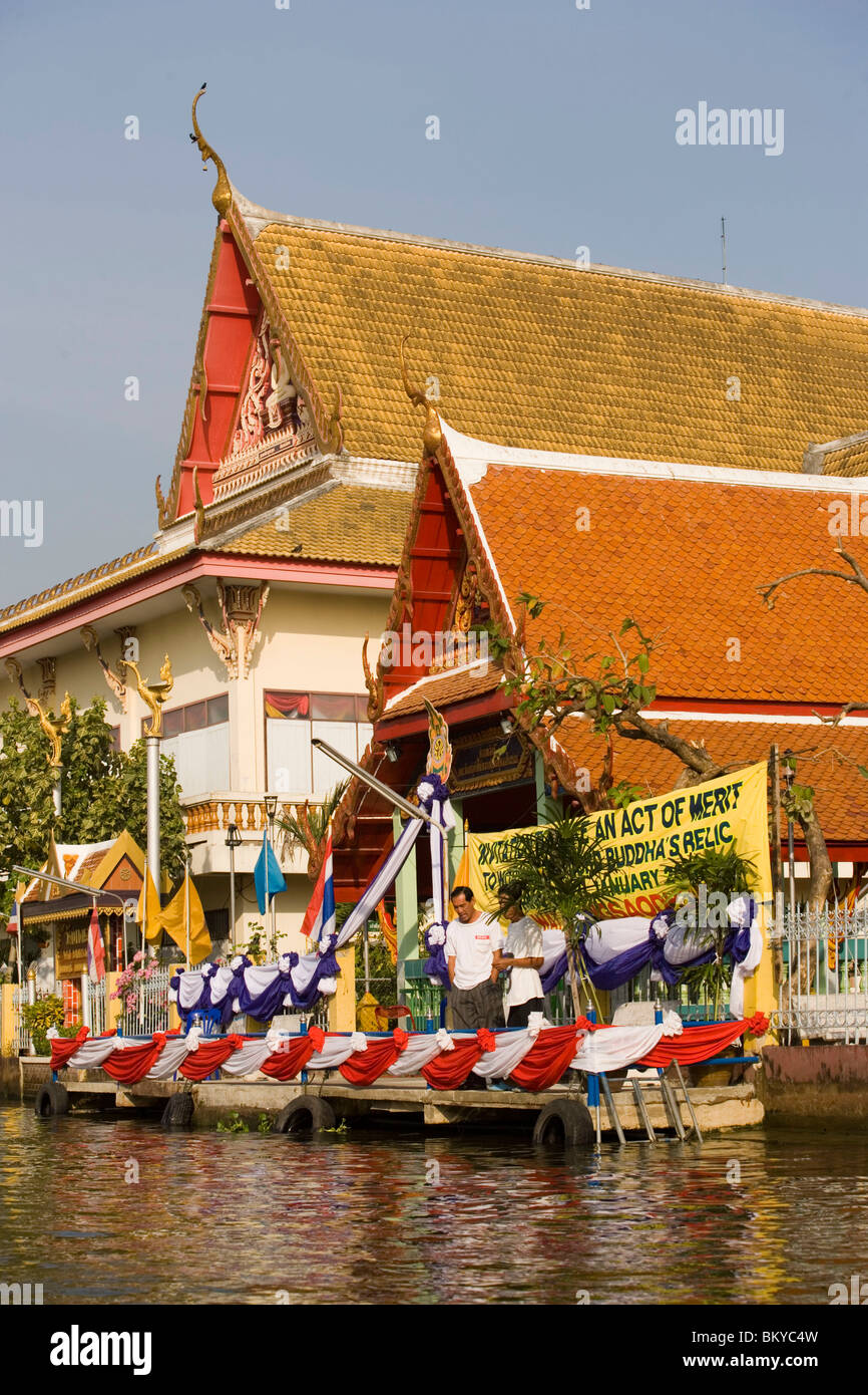 Vue sur la rivière Chao Phraya à un temple, Thon buri, Bangkok, Thaïlande Banque D'Images