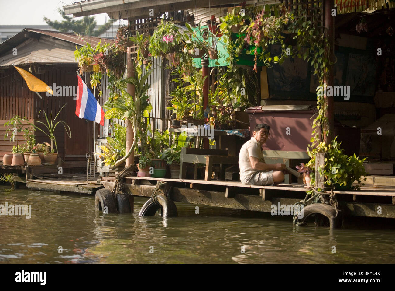Des maisons sur pilotis en bois le long d'un Khlong, Thon buri, Bangkok, Thaïlande Banque D'Images