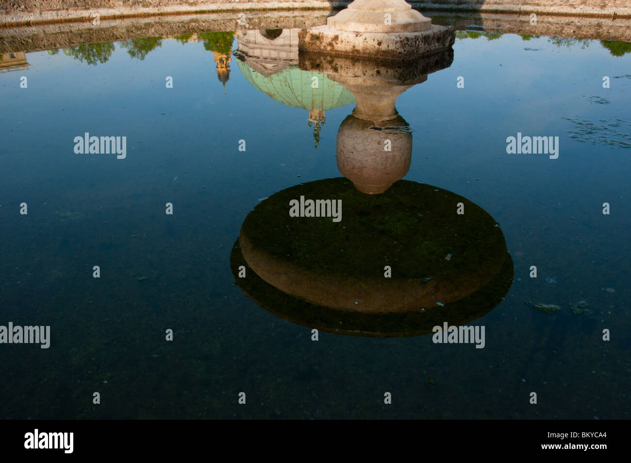 Hofgarten fontaine eau reflets de Diana's temple et l'église Theatinerkirche à Munich. Banque D'Images