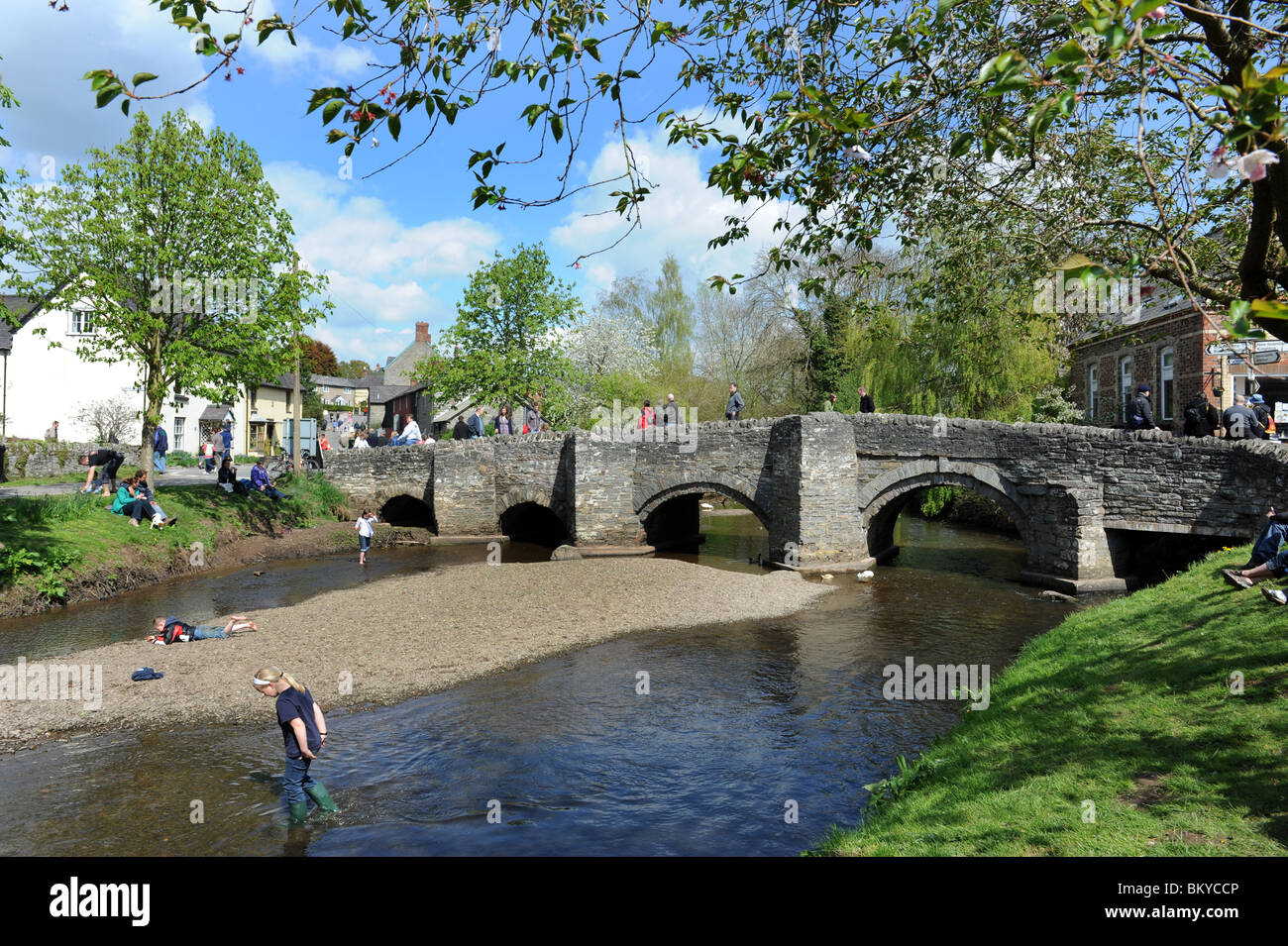 Le village anglais de Oisans dans South Shropshire England Uk avec cheval de bât 14ème siècle pont sur la rivière d'Oisans. Banque D'Images