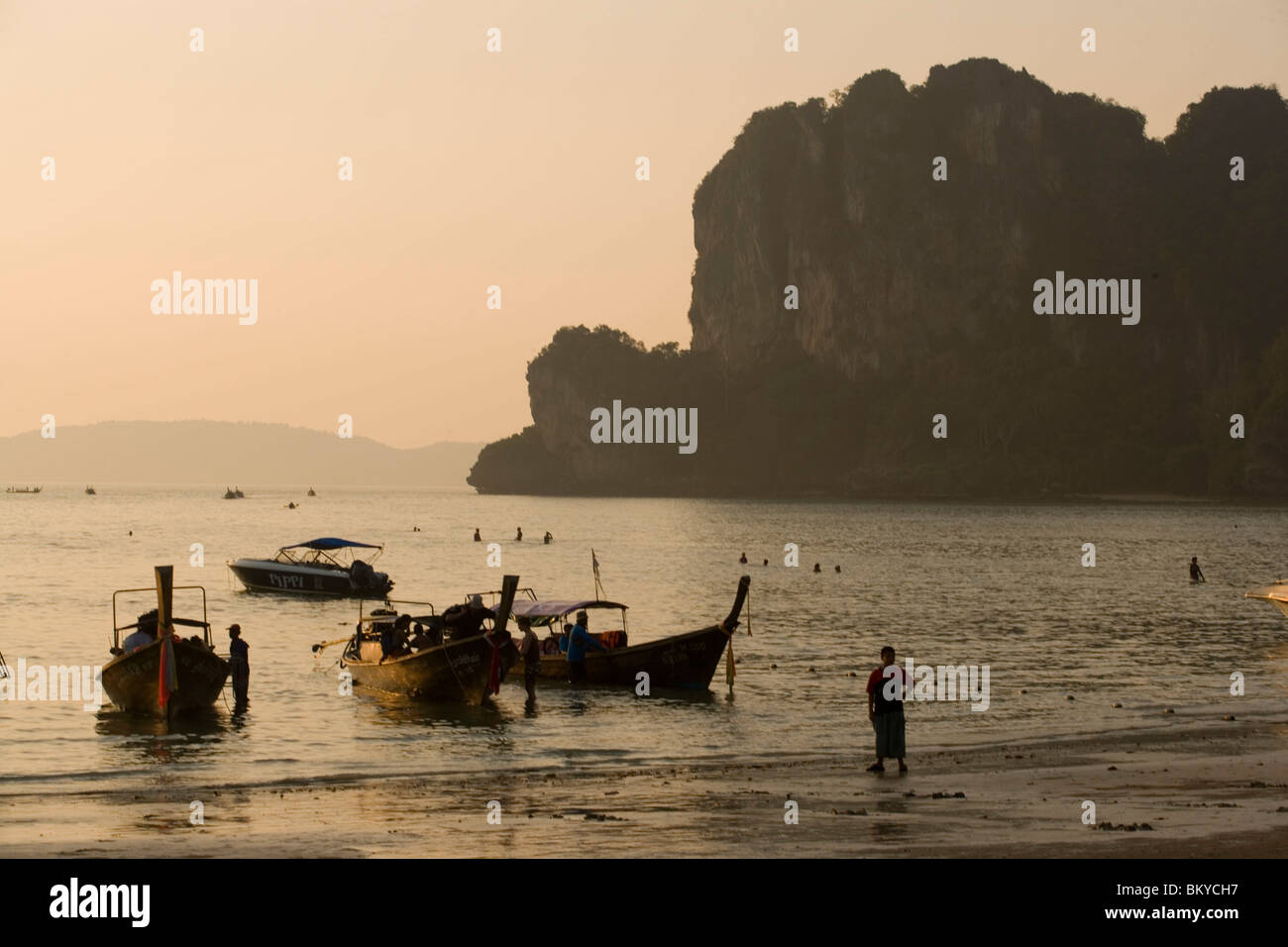 L'ancrage des bateaux à Hat Rai Leh, Railey Ouest, Laem Phra Nang Railay, Krabi, Thaïlande, après le tsunami Banque D'Images