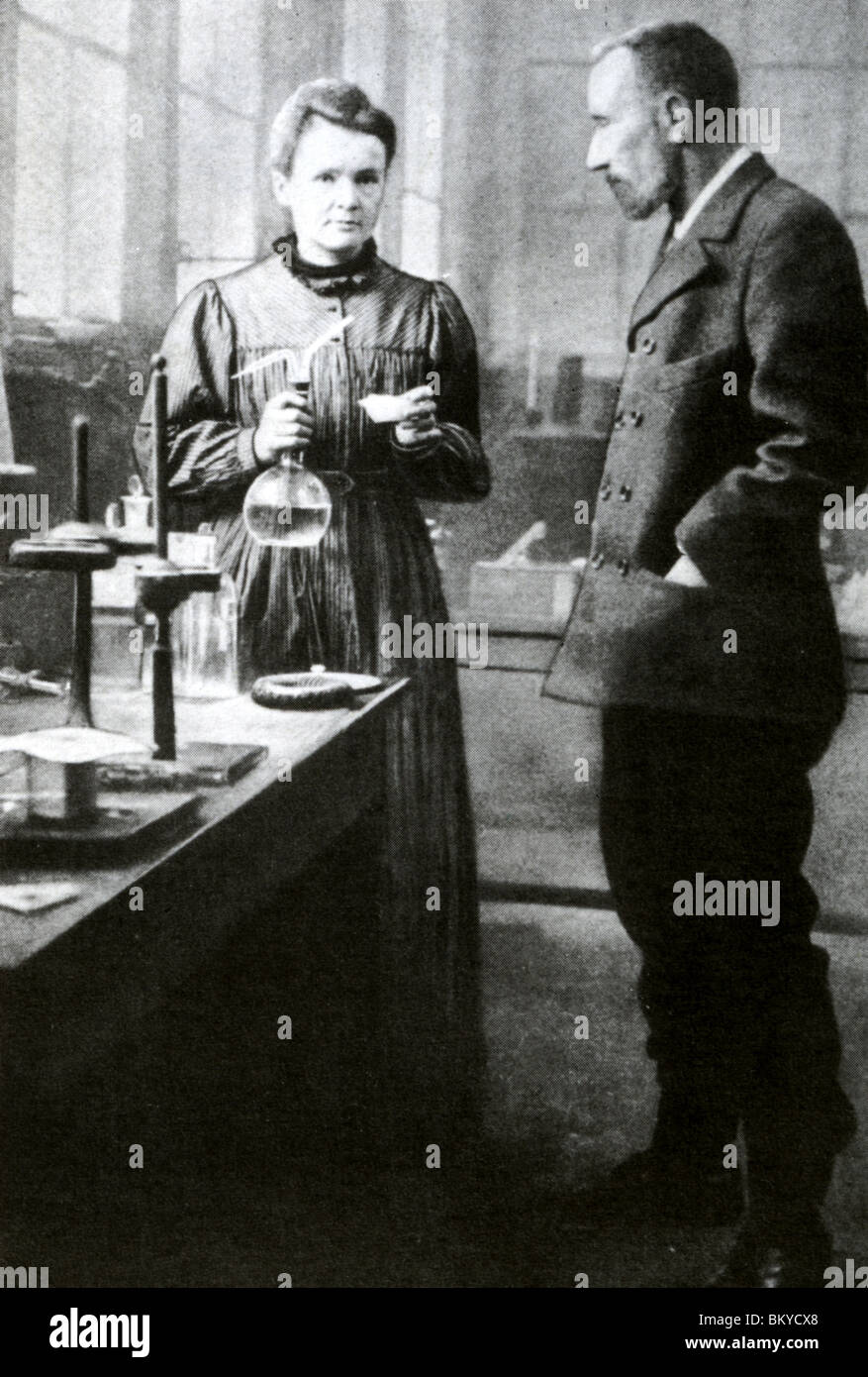 MARIE et Pierre Curie dans leur laboratoire vers 1905 Banque D'Images