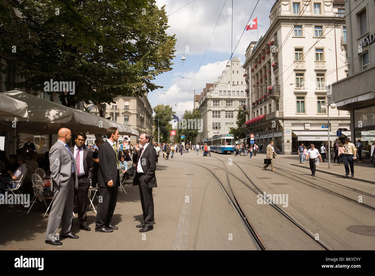 Groupe d'hommes d'affaires passant Bahnhofstrasse (le prix de l'immobilier le plus cher au monde), Zurich, le Canton de Zurich, Suisse Banque D'Images