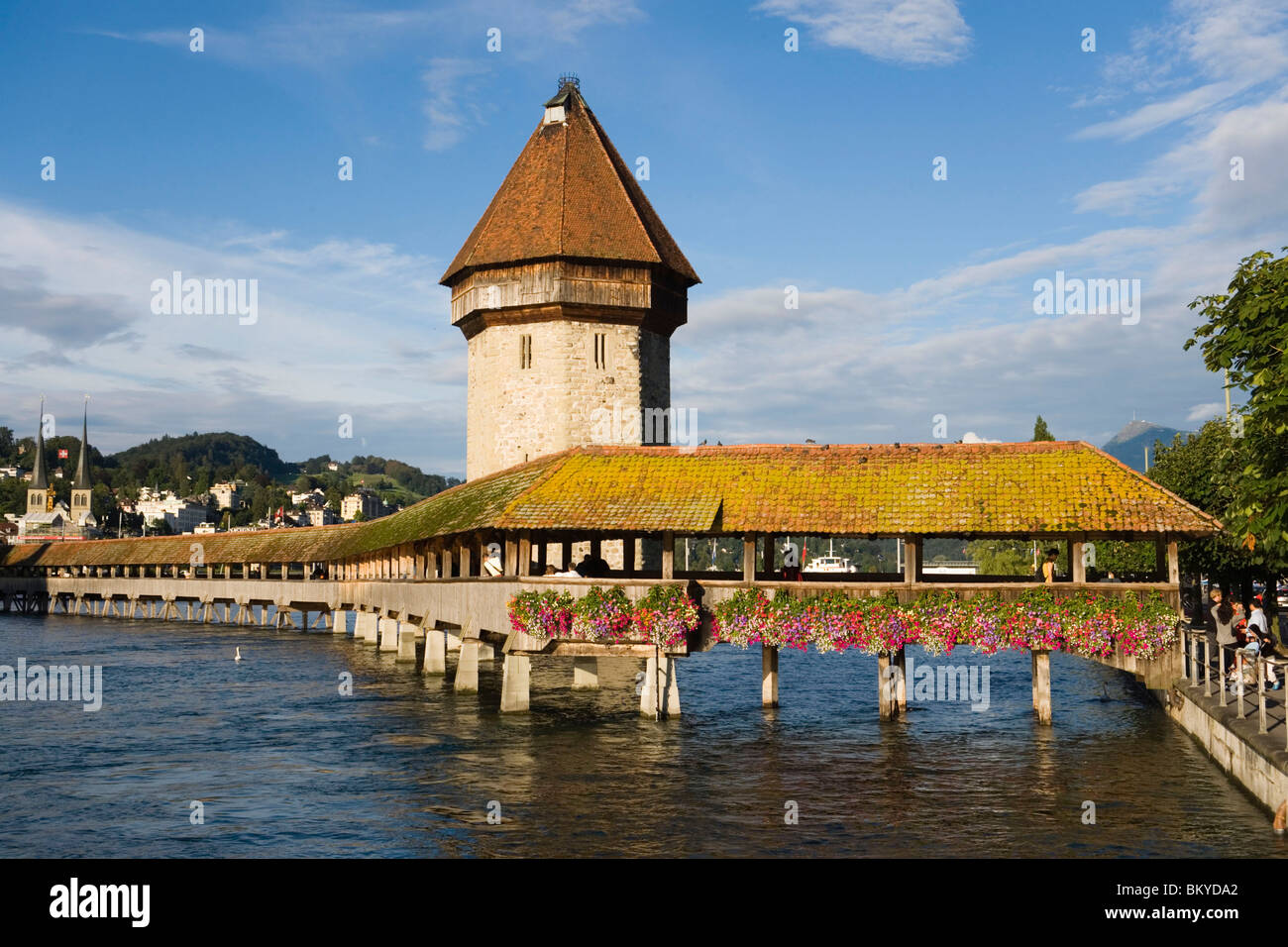 Reuss avec Kapellbruecke (pont de la chapelle, le plus ancien pont couvert d'Europe) et Wasserturm, Lucerne, Canton de Lucerne, Suisse Banque D'Images