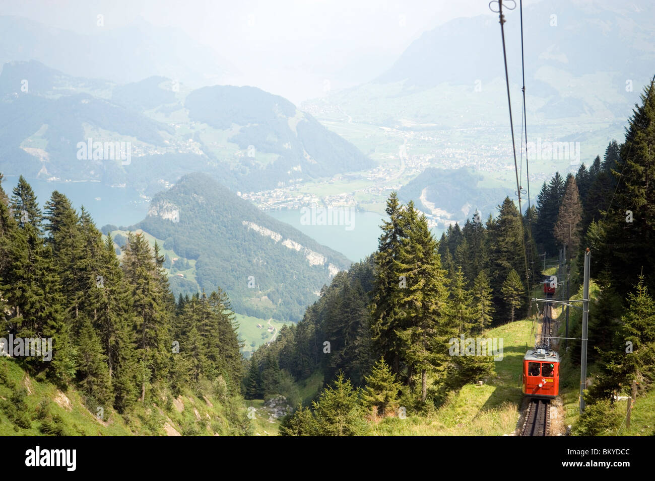 Pilatus de fer, le chemin de fer à crémaillère le plus raide du monde, sur le chemin, vue panoramique sur le lac de Lucerne, Pilatus (2132 m), Alpnachs Banque D'Images