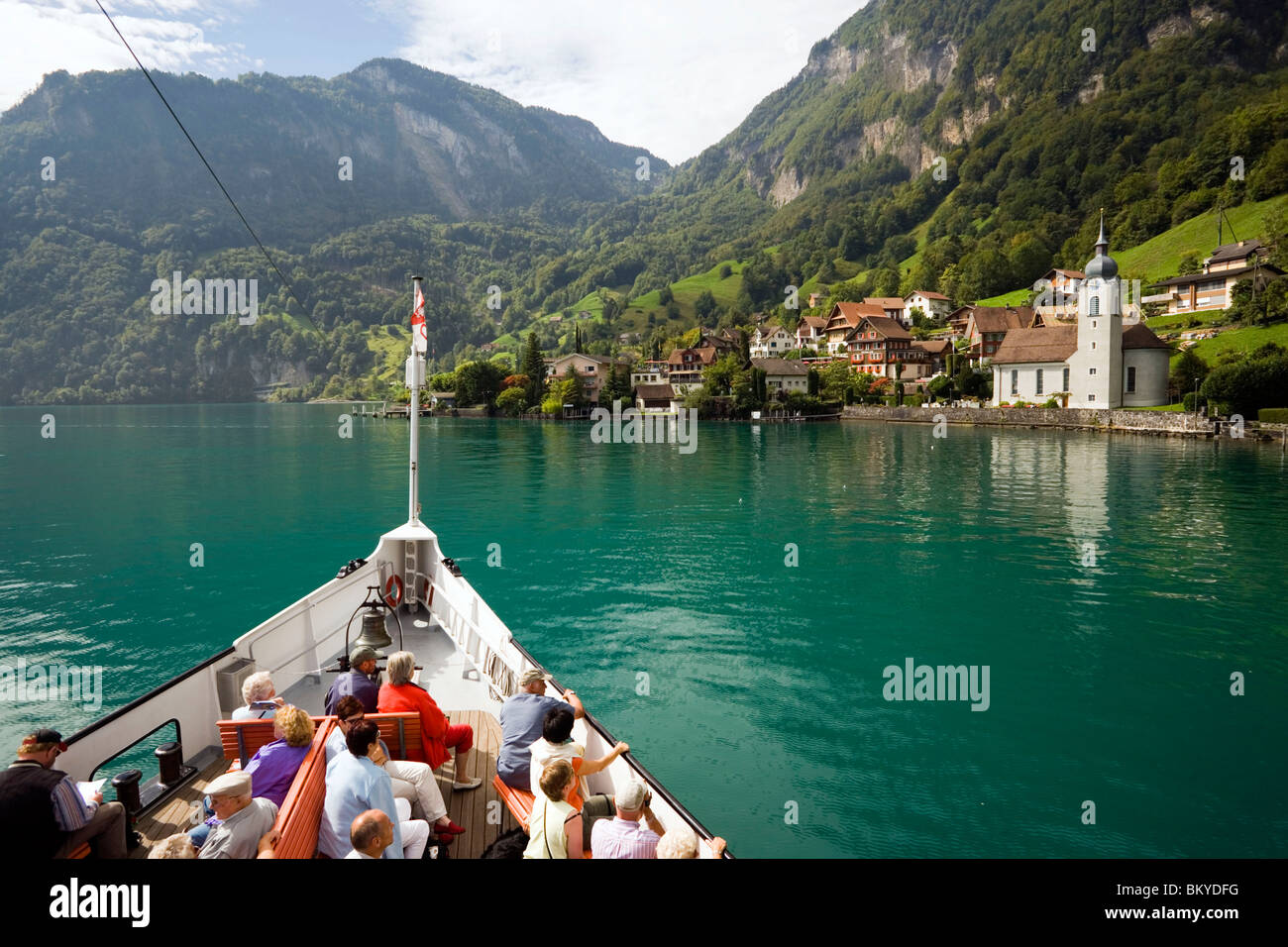 Les passagers assis sur le pont d'un navire à vapeur, roue à aubes du lac Urnersee Bauen, l'arrivée, une partie du lac de Lucerne, Bauen, Canton d'Uri, Banque D'Images