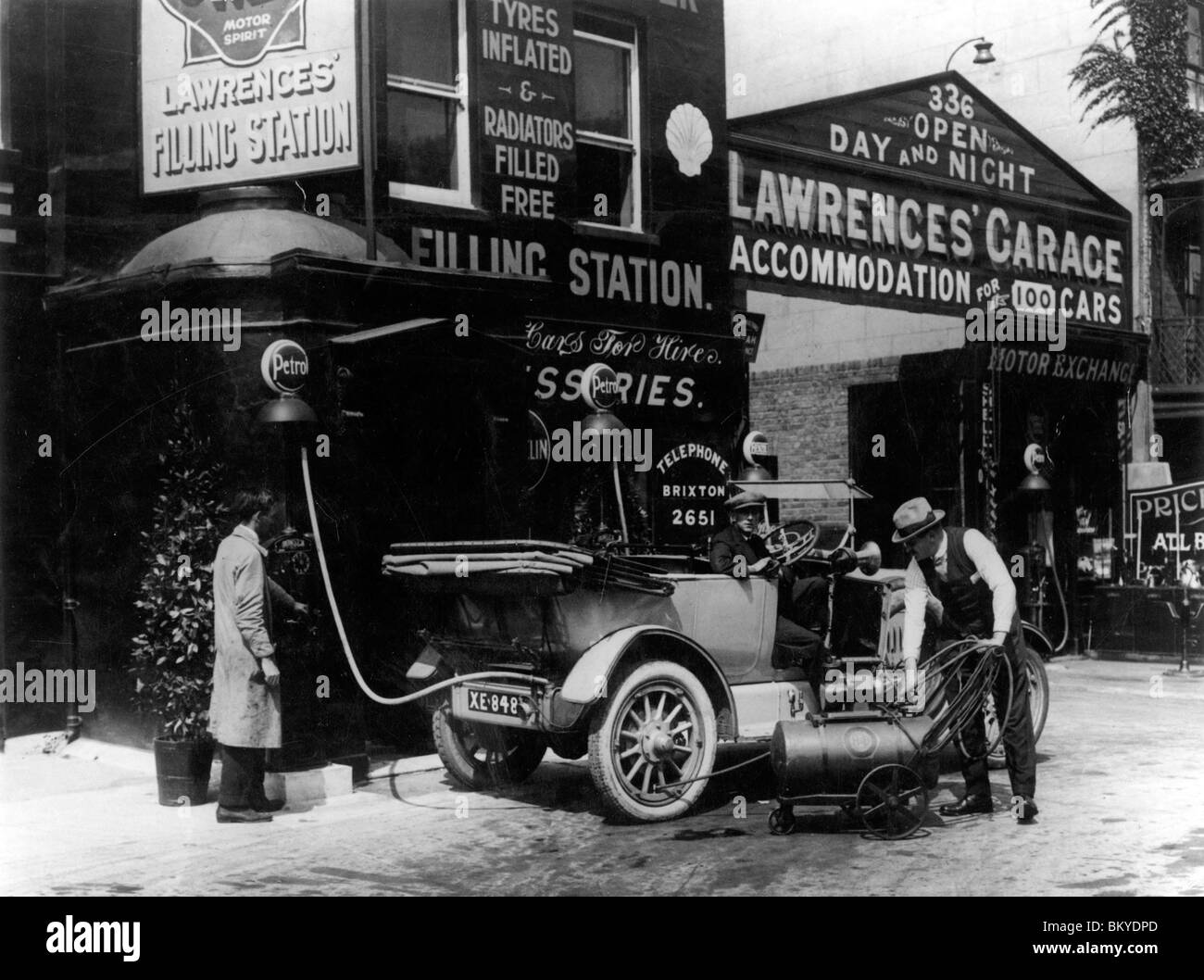 Lawrence's garage avant-cour dans le début des années 1920, Londres. Banque D'Images