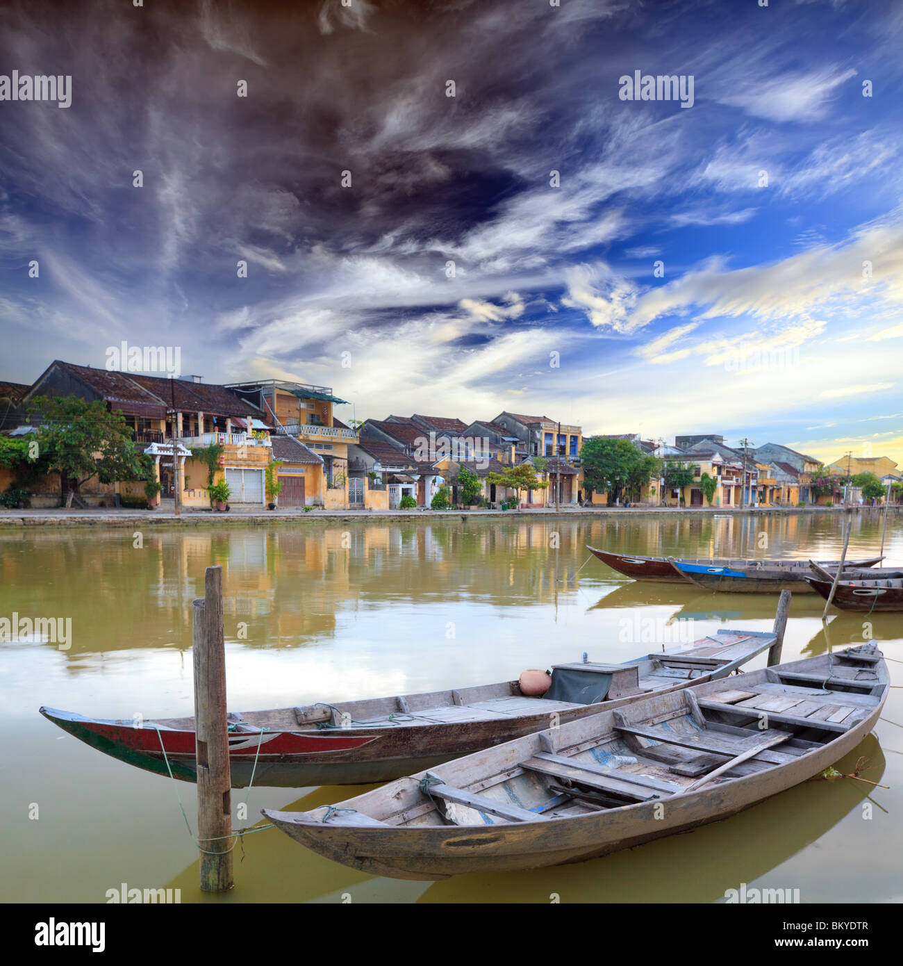 Vue sur la vieille ville de Hoi An à partir de la rivière. Bateaux dans l'avant-plan. Vietnam Banque D'Images