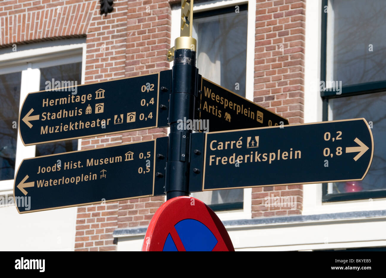 Amsterdam Canal Amstel House Boat Netherlands traffic Sign Hermitage Carre Banque D'Images