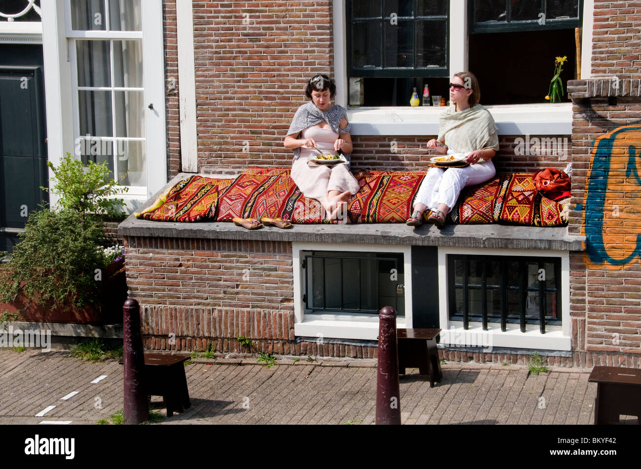 Le Jordaan Amsterdam Pays-Bas Le déjeuner au soleil deux femmes Banque D'Images