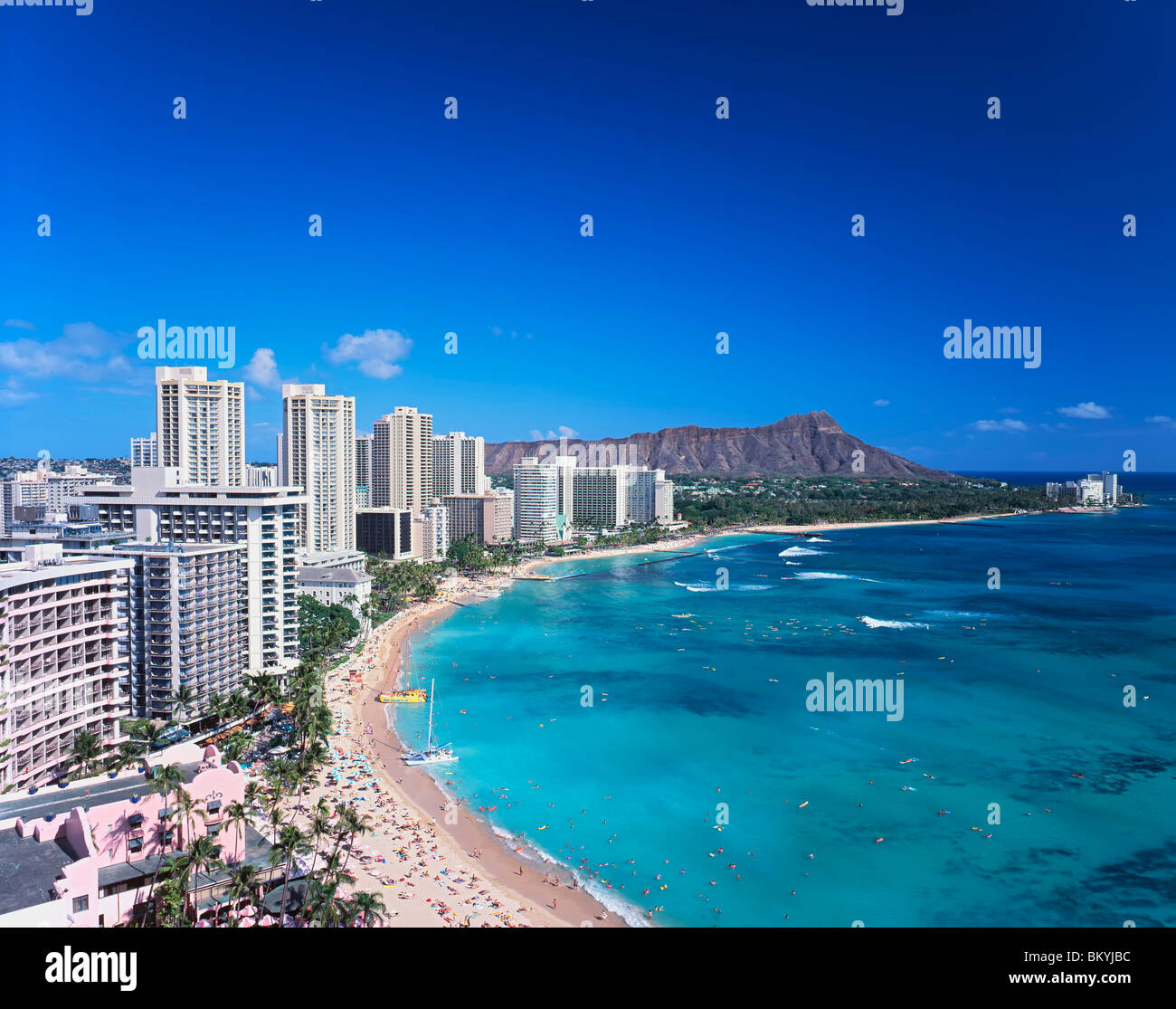 La plage de Waikiki Hawaii tropical et Diamond Head palm tree Banque D'Images