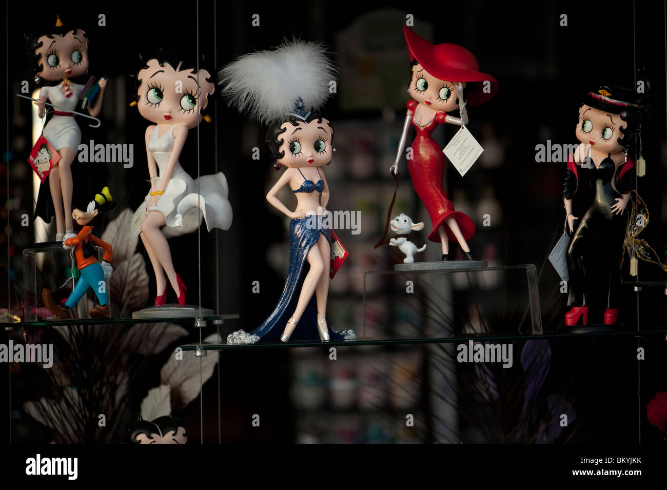 5 5 Betty Boop figurines poupée kitsch dans une vitrine UK Banque D'Images