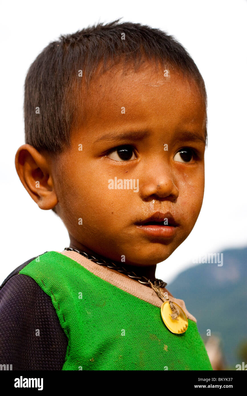 Hill tribe boy près de Luang Prabang, Laos Banque D'Images