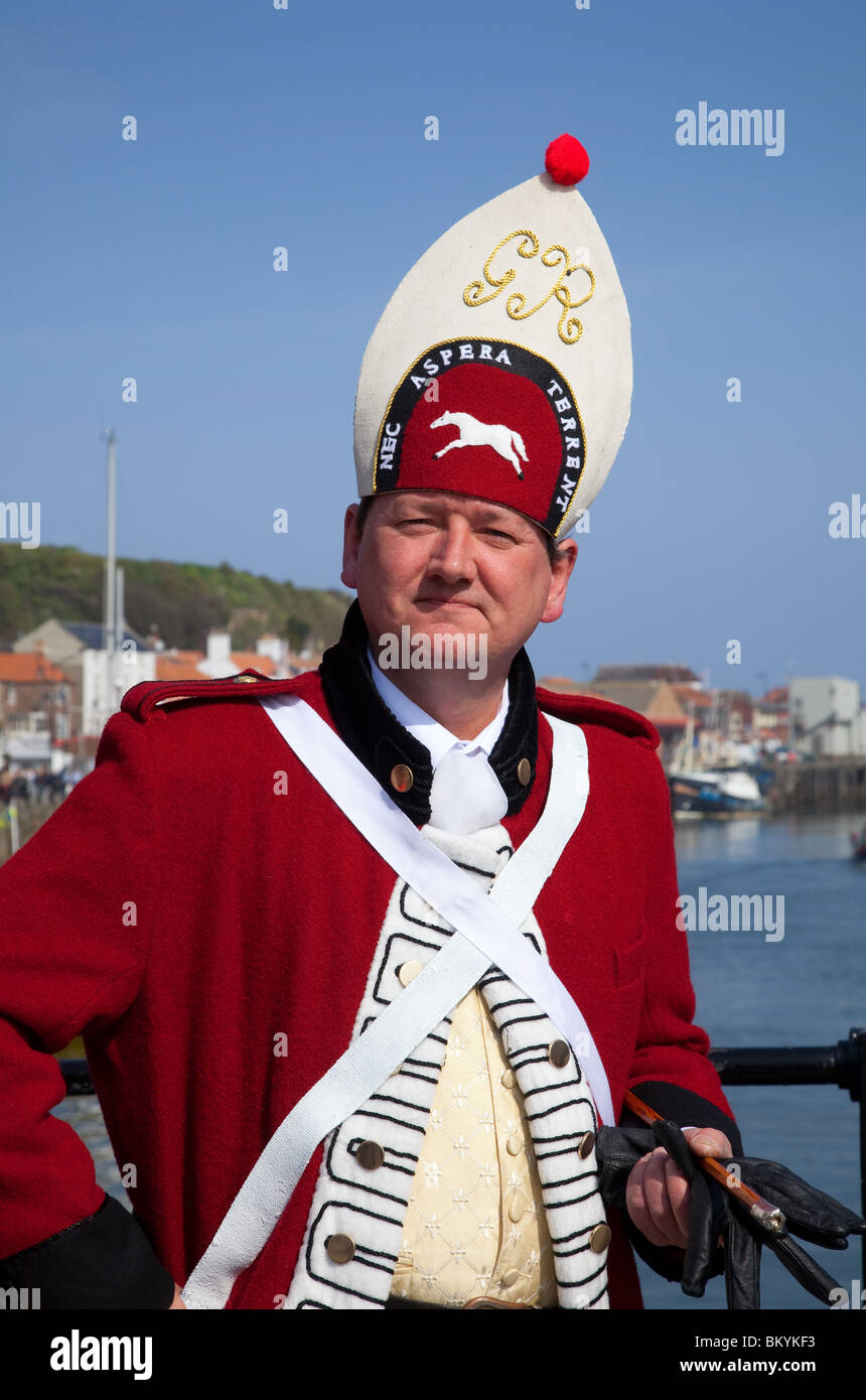 Homme vêtu de l'uniforme militaire de la fin du XVIIIe siècle du 'Hanoverian Horse Regiment', au Whitby Goth Festival, 2010 avril Town North Yorkshire Banque D'Images