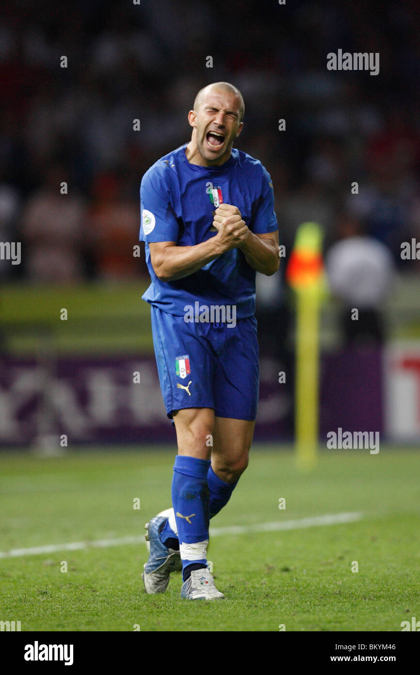 L'Italien Alessandro Del Piero réagit après avoir marqué un penalty lors de la finale de la Coupe du monde de la FIFA contre la France le 9 juillet 2006 au stade olympique de Berlin, en Allemagne. Usage éditorial exclusif. Utilisation commerciale interdite. (Photographie de Jonathan Paul Larsen / Diadem images) Banque D'Images L'Italien Alessandro Del Piero réagit après avoir marqué un penalty lors de la finale de la Coupe du monde de la FIFA contre la France le 9 juillet 2006 au stade olympique de Berlin, en Allemagne. Usage éditorial exclusif. Utilisation commerciale interdite. (Photographie de Jonathan Paul Larsen / Diadem images) Banque D'Images