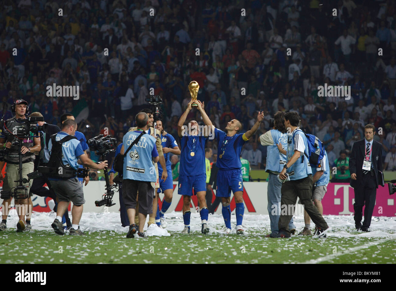 Les joueurs italiens Alessandro Del Piero (l) et Fabio Cannavaro (r) admirer le trophée de la Coupe du monde après avoir battu la France en finale Banque D'Images