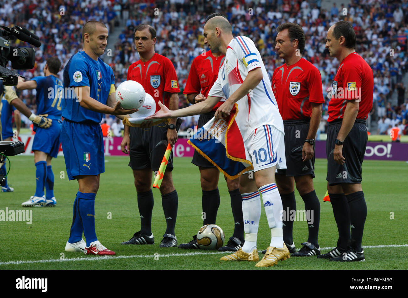BERLIN - 9 JUILLET : les capitaines d'équipe Fabio Cannavaro, d'Italie (G), et Zinedine Zidane, de France (d), échangent leurs ballons de football avant le début de la finale de la Coupe du monde de la FIFA 2006, le 9 juillet 2006, au stade olympique de Berlin, en Allemagne. Usage éditorial exclusif. Utilisation commerciale interdite. (Photographie de Jonathan Paul Larsen / Diadem images) Banque D'Images