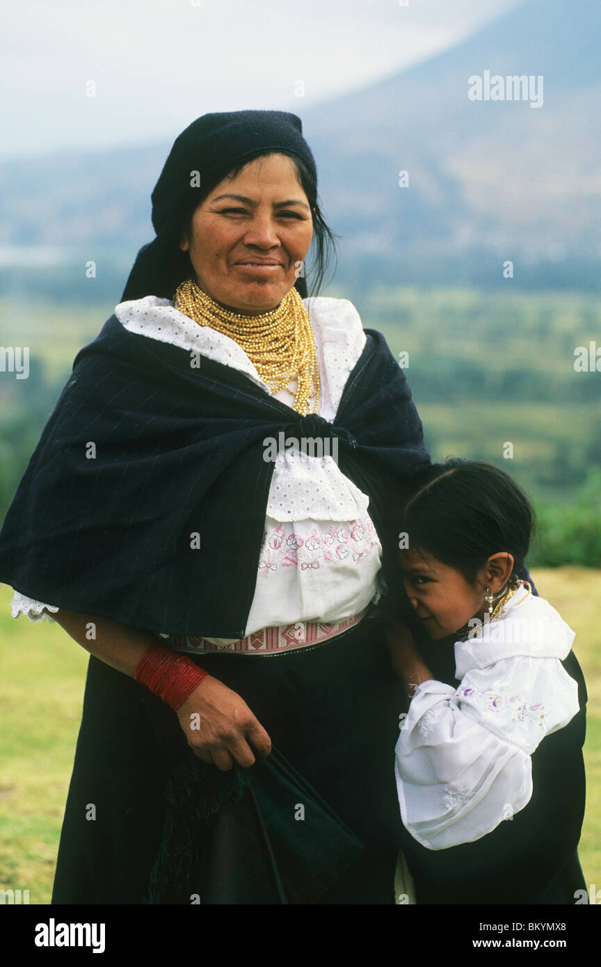 L'Équateur, Highlands, Otavalo, ville du marché indien, portrait de mère indienne et de sa fille. Banque D'Images