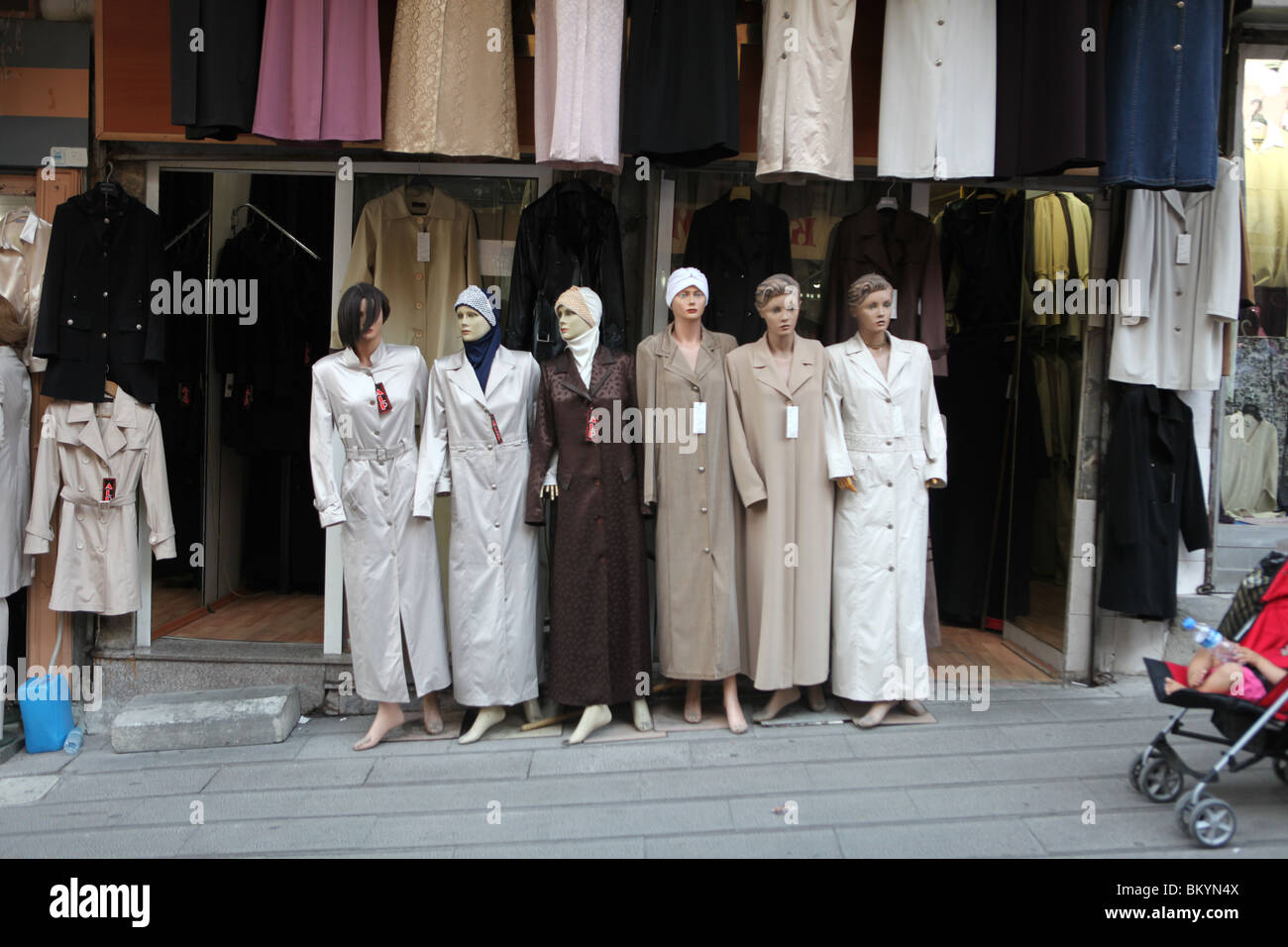 Clothes shop istanbul turkey Banque de photographies et d'images à haute  résolution - Alamy