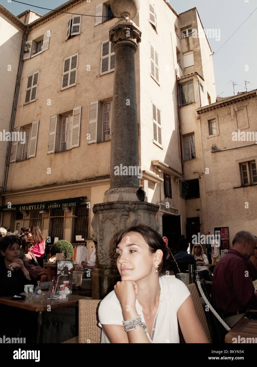 Jeune femme assise au café en plein air,Antibes,Cote D'Azur, France Banque D'Images