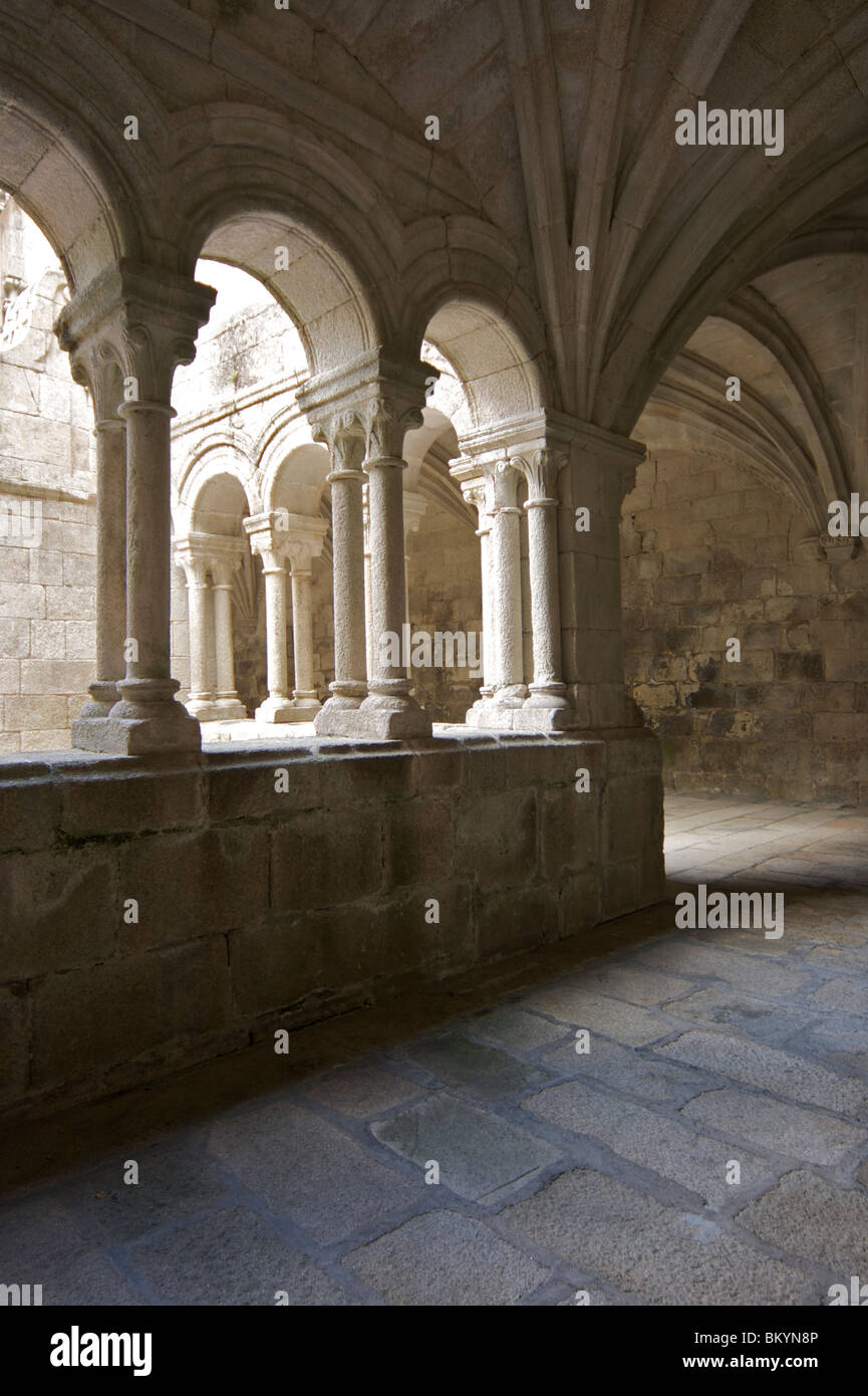 Cloître gothique couloir du Parador de Santo Estevo en pierre avec allée pavée et lichen Banque D'Images