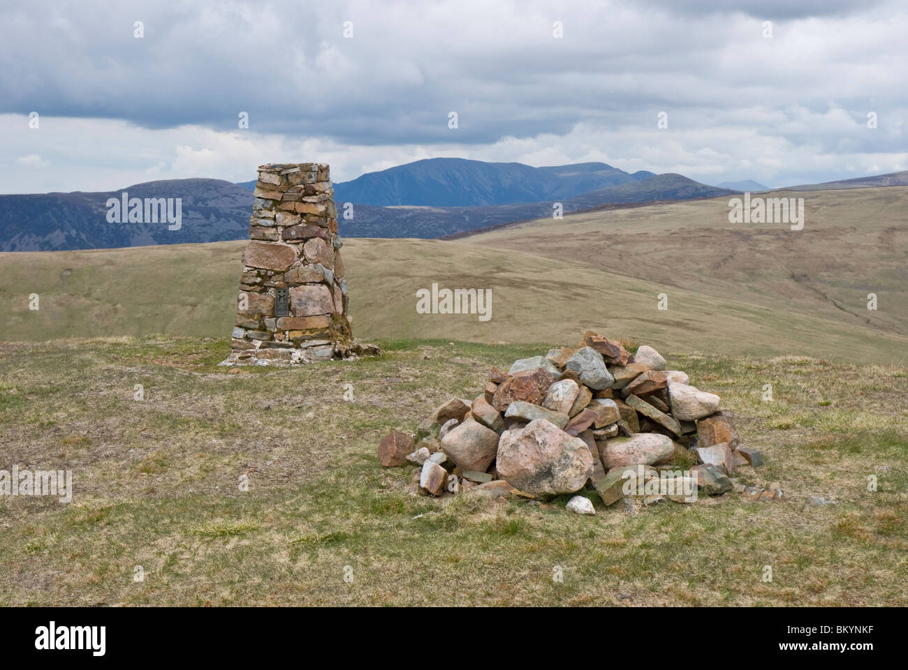 Cairn et trig colonne sur le sommet de Lank Rigg, Lake District, Cumbria. L'endroit où Alfred Wainwright a laissé deux shillings sous un rocher. Banque D'Images