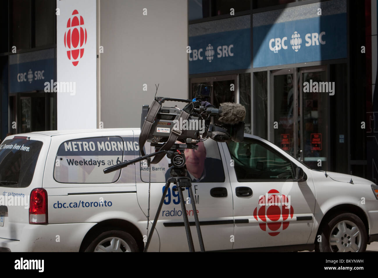 Une voiture de CBC News et appareil photo sont vus en face de bâtiment de la SRC à Toronto le 22 avril 2010. Banque D'Images Une voiture de CBC News et appareil photo sont vus en face de bâtiment de la SRC à Toronto le 22 avril 2010. Banque D'Images