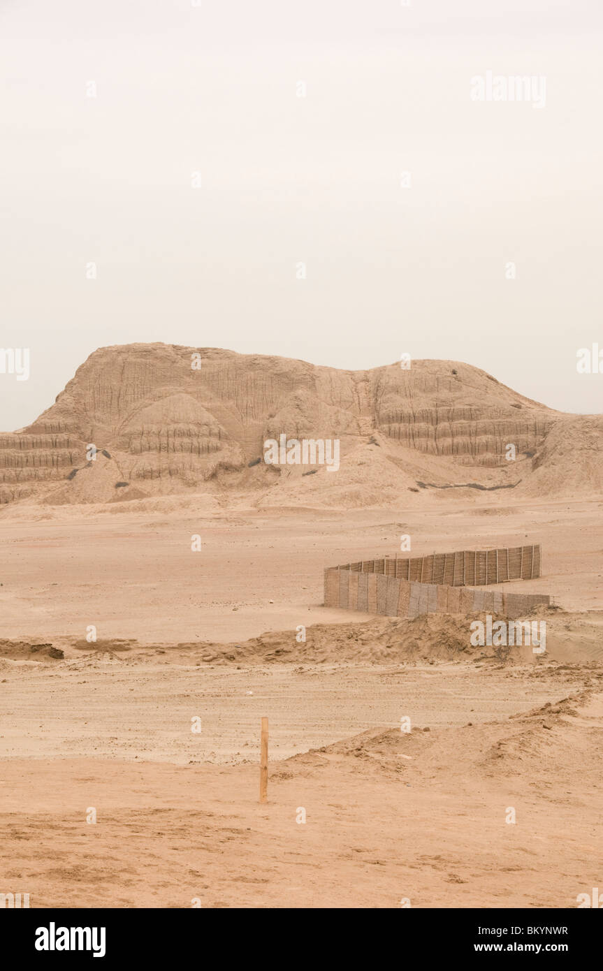 Huaca del sol , temple du soleil, pyramide d'adobe, Pérou Banque D'Images