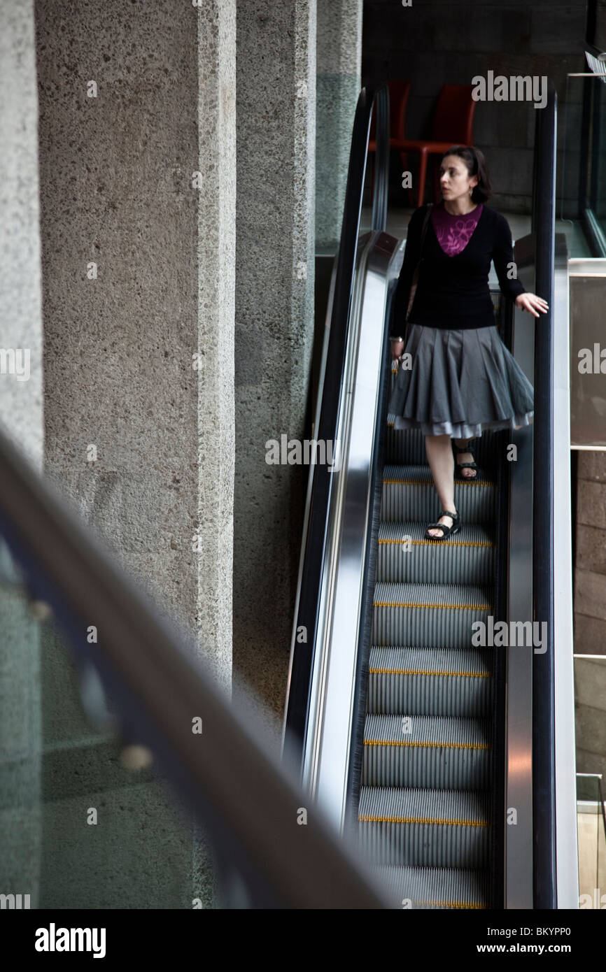 Jeune femme marche dans escalator dans la Galerie nationale de Victoria. Banque D'Images