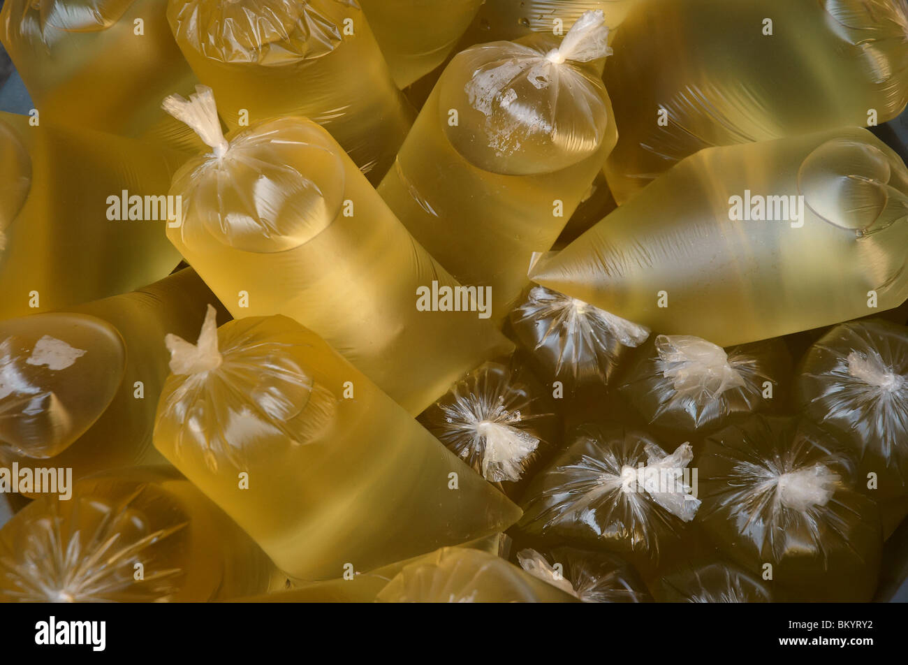 Sacs d'huile de palme pour vendre à Bali Indonésie Banque D'Images