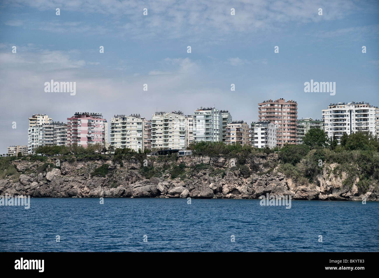 Immeubles à appartements appartements à vendre ou à louer sur la côte de la ville d'Antalya, Turquie clifftops Banque D'Images