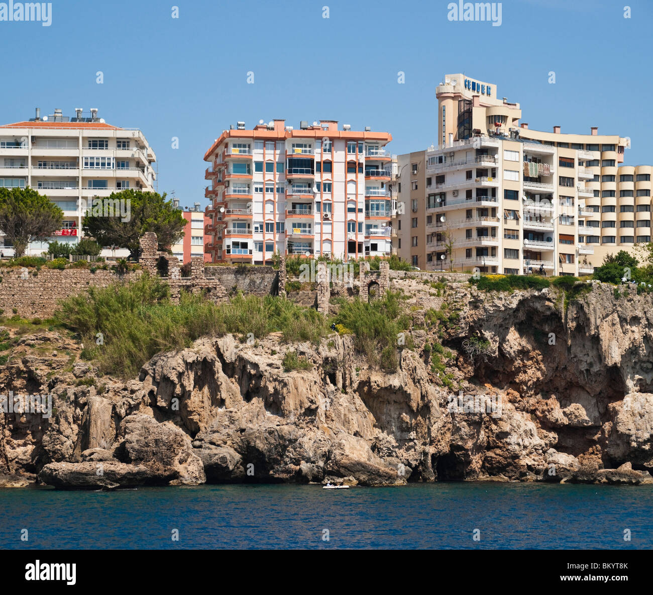 Immeubles à appartements appartements à vendre ou à louer sur la côte de la ville d'Antalya, Turquie clifftops Banque D'Images