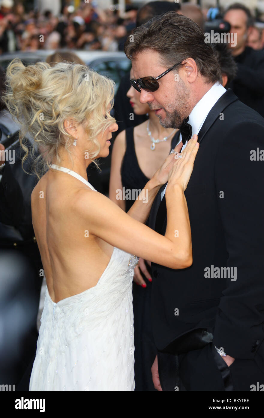 RUSSELL CROWE ET SA FEMME DANIELLE SPENCER PREMIERE ROBIN HOOD FESTIVAL DU FILM DE CANNES 2010 PALAIS DES FESTIVAL CANNES FRANCE 12 Mai Banque D'Images