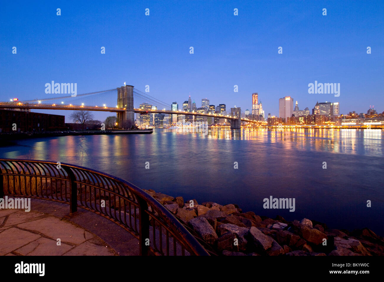 L'East River, Manhattan, et le pont de Brooklyn vu de Brooklyn Bridge Park à Brooklyn dans la nuit. Banque D'Images