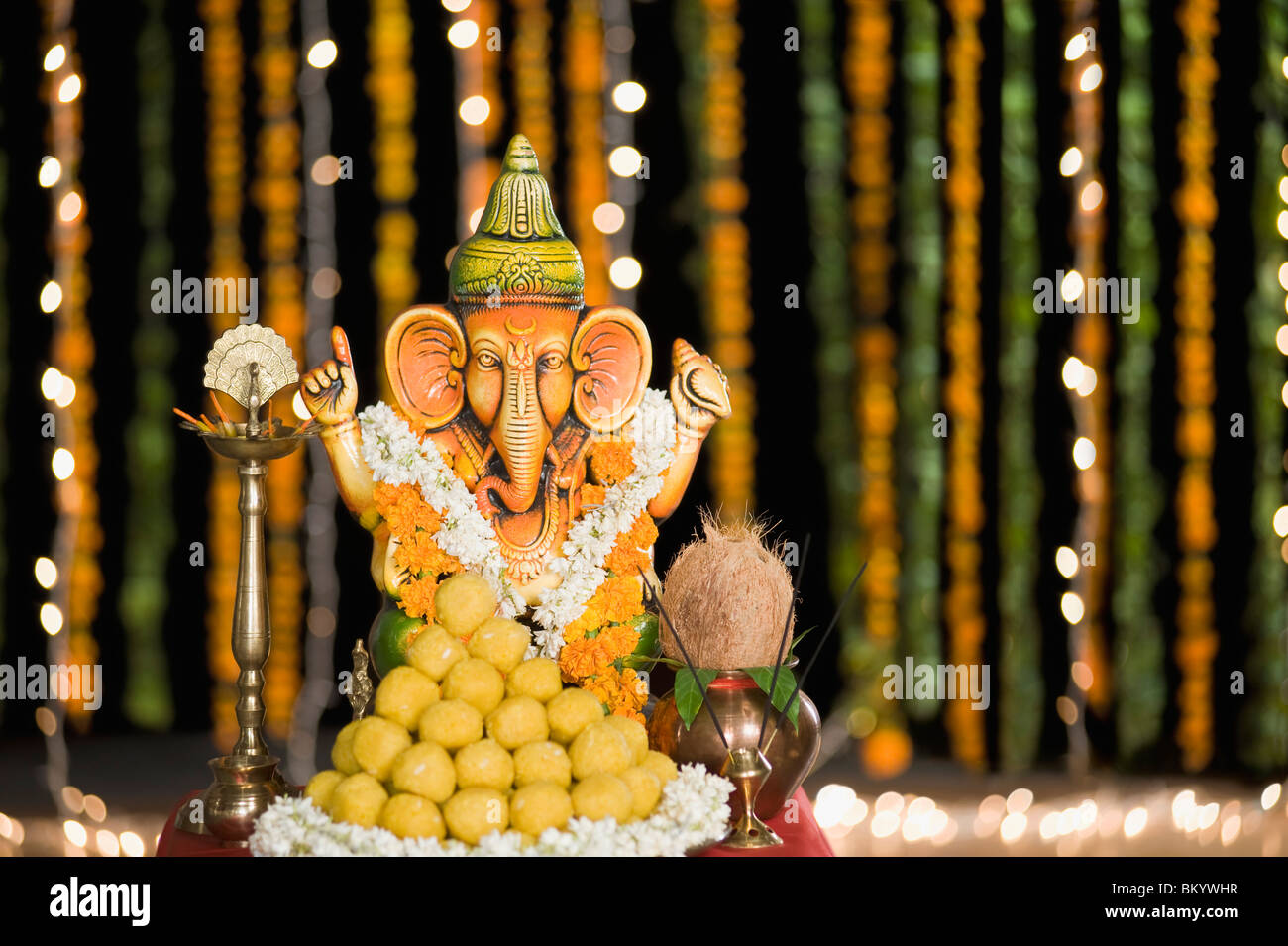 Offrande religieuse en face de l'Idole Seigneur Ganesha à Diwali Banque D'Images