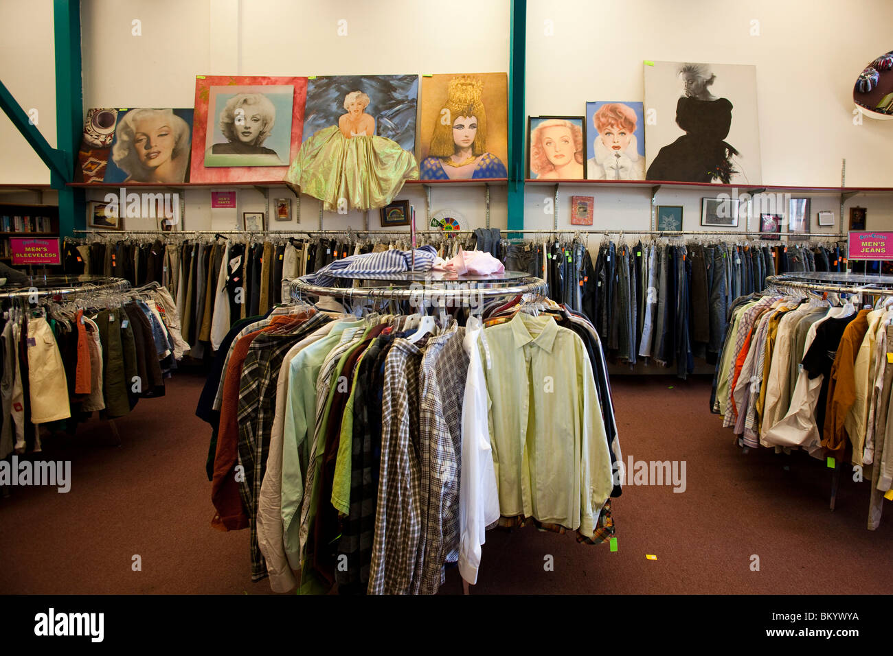 Peintures d'actrices célèbres Monroe, Bette Davis ,etc., magasin d'aubaines, Fairfax Avenue, Los Angeles County, Californie, USA Banque D'Images