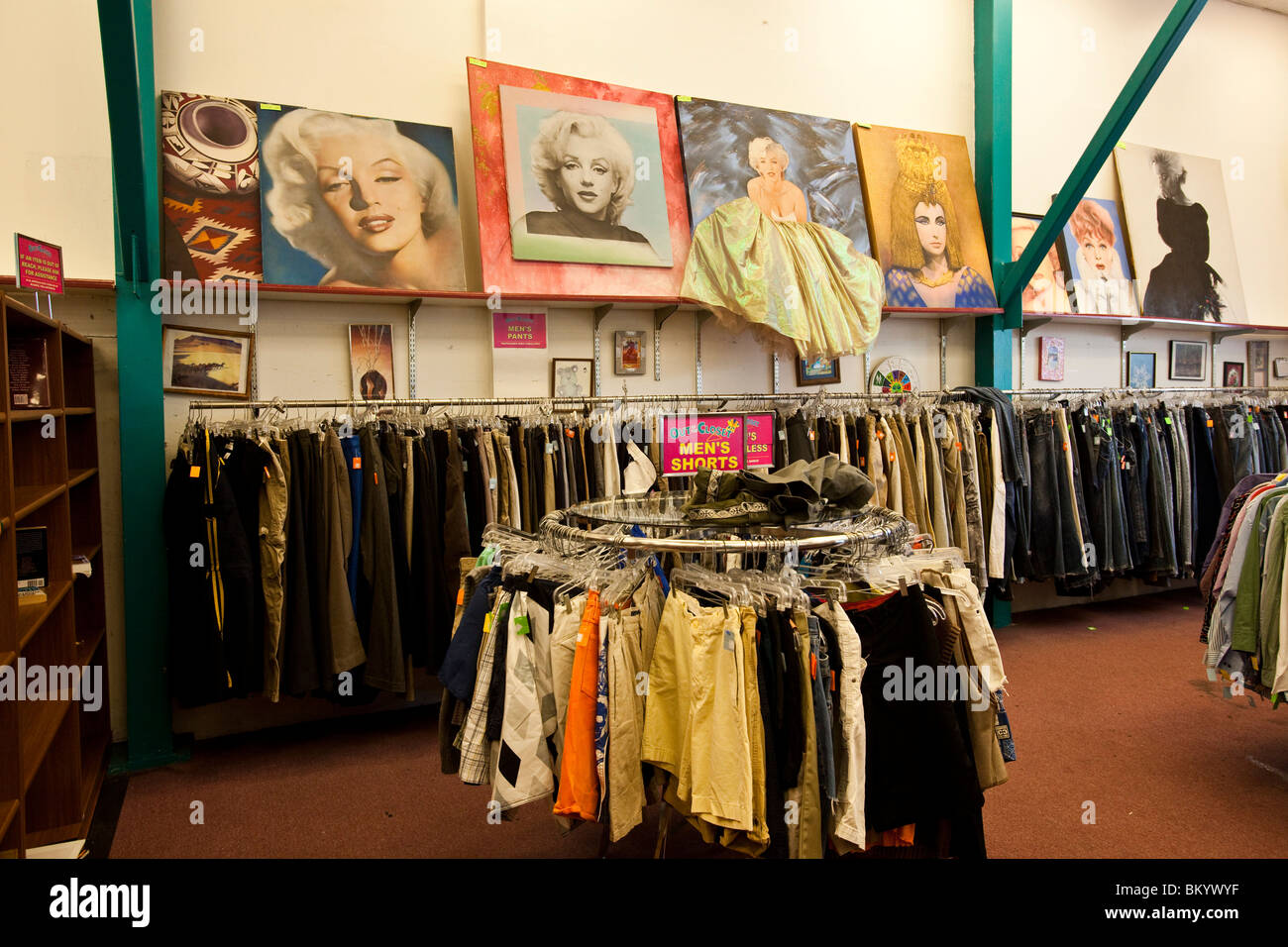 Peintures d'actrices célèbres Monroe, Bette Davis ,etc., magasin d'aubaines, Fairfax Avenue, Los Angeles County, Californie, USA Banque D'Images