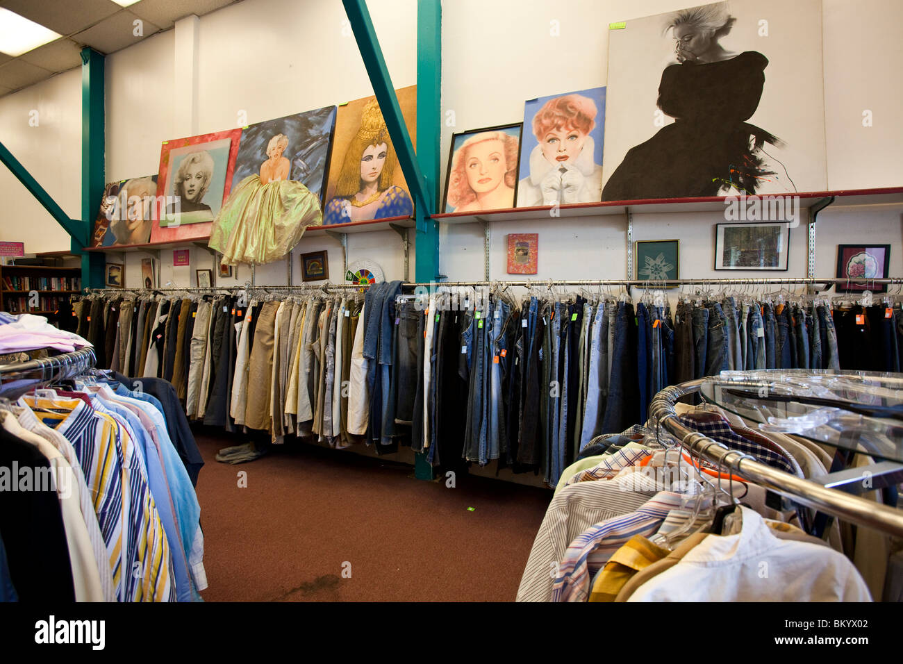 Peintures d'actrices célèbres Monroe, Bette Davis ,etc., magasin d'aubaines, Fairfax Avenue, Los Angeles County, Californie, USA Banque D'Images