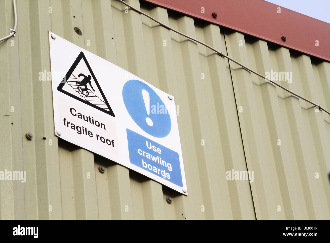 Toit fragile panneau d'avertissement pour des raisons de sécurité. Banque D'Images