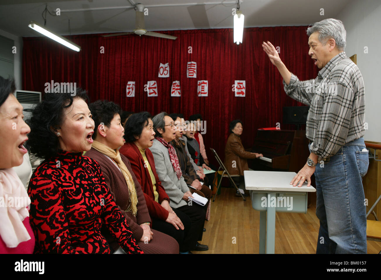 Singer et de la musique d'orchestre Peter Zhang, l'ancien chanteur d'opéras révolutionnaires est maintenant libre de choisir les chansons qu'il préfère, ch Banque D'Images